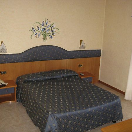 Hotel Faro Монтік'ярі Екстер'єр фото