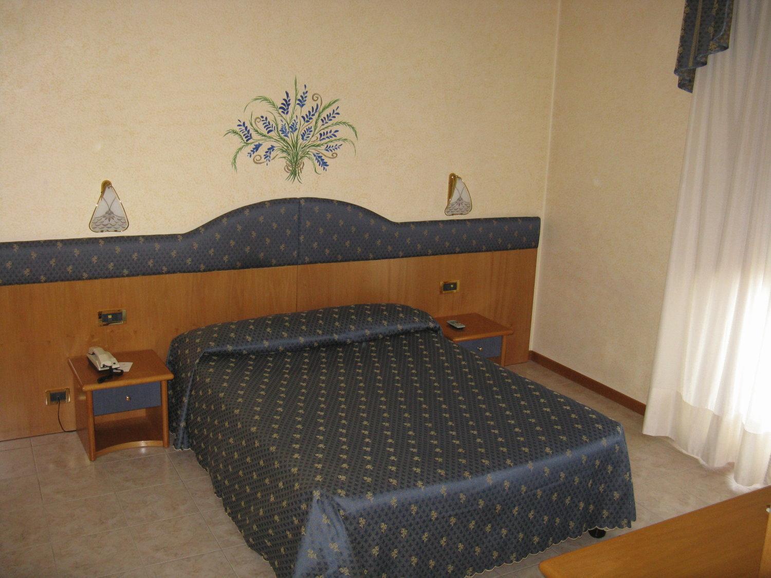 Hotel Faro Монтік'ярі Екстер'єр фото