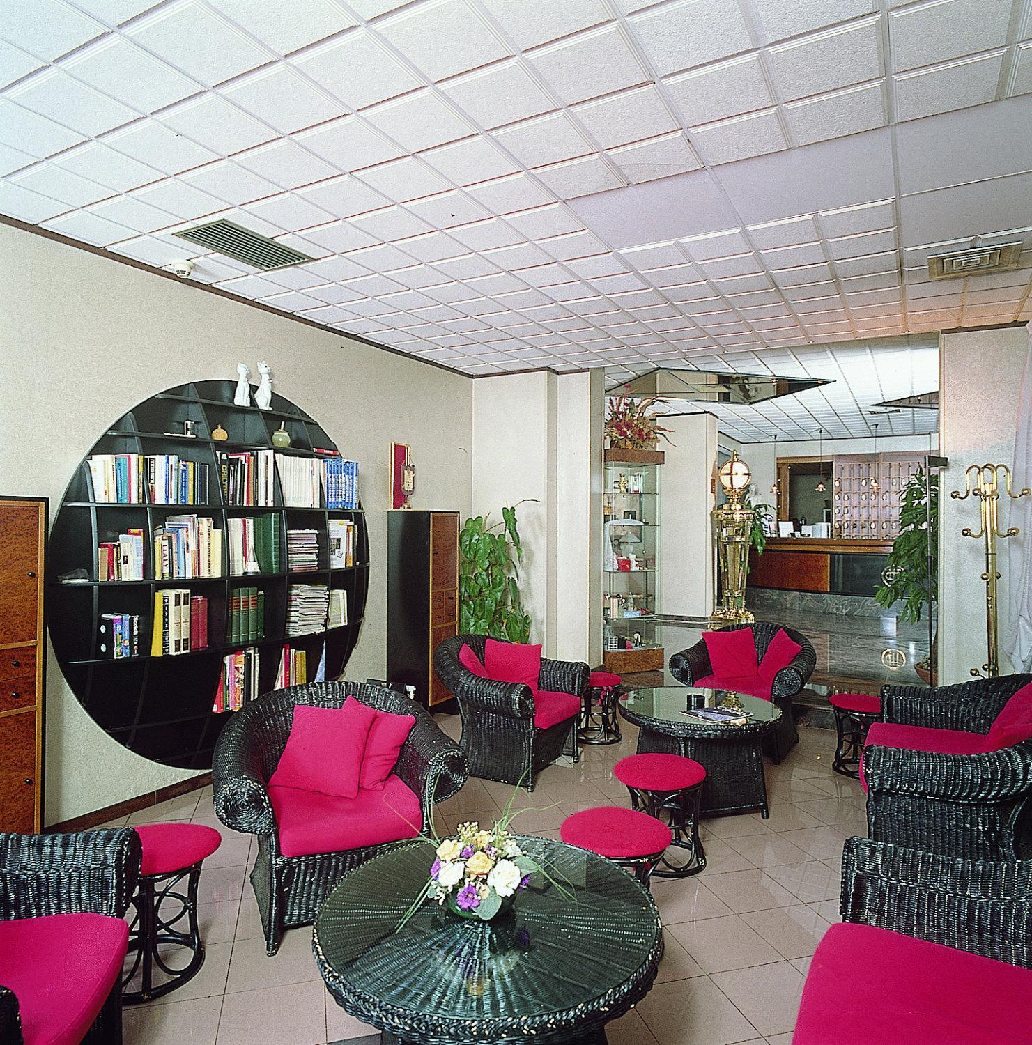 Hotel Faro Монтік'ярі Екстер'єр фото