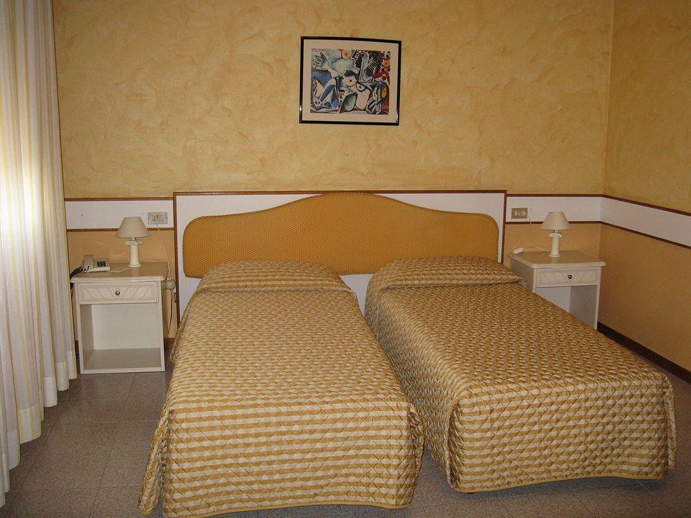 Hotel Faro Монтік'ярі Екстер'єр фото