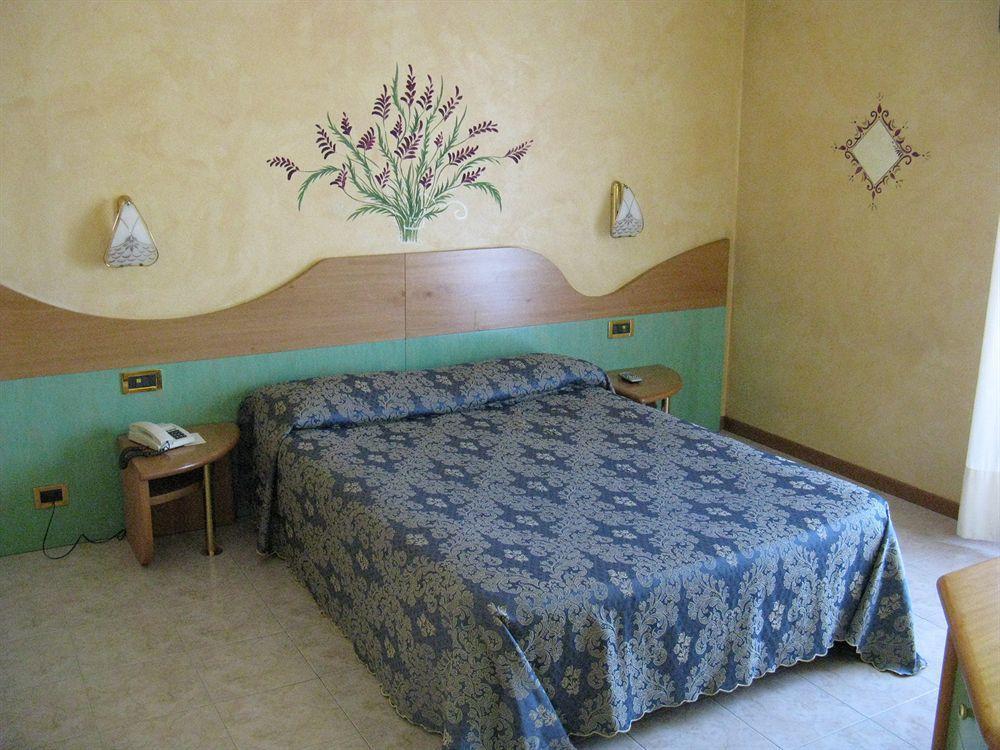 Hotel Faro Монтік'ярі Екстер'єр фото