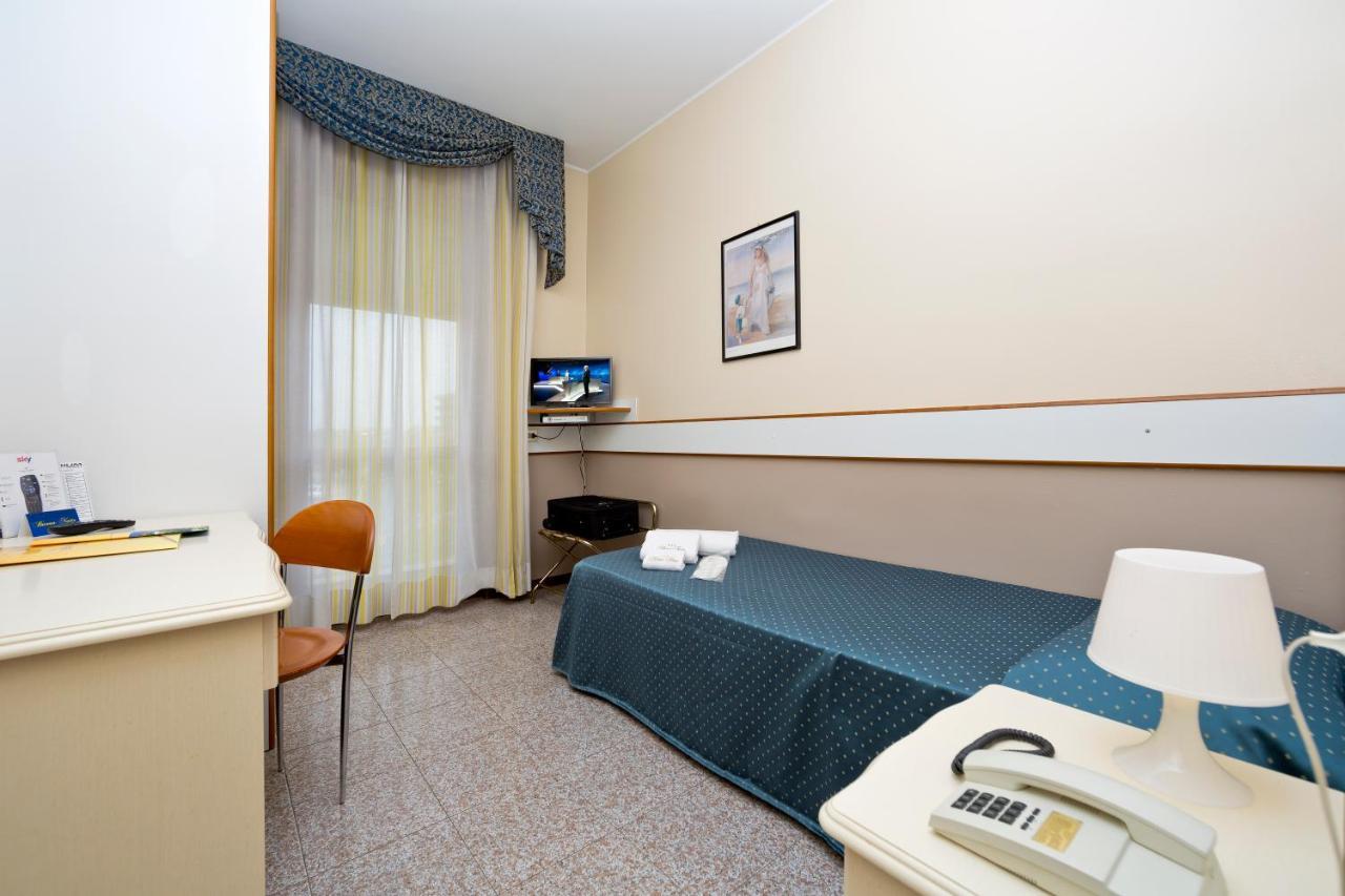 Hotel Faro Монтік'ярі Екстер'єр фото