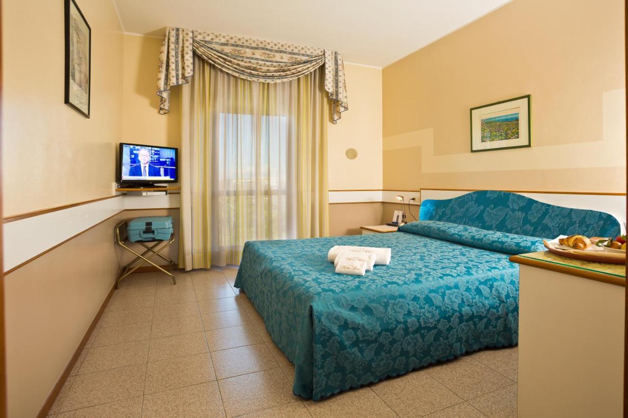 Hotel Faro Монтік'ярі Екстер'єр фото